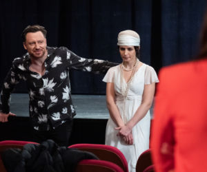 Na Wspólnej odc. 3273. Marta (Joanna Jabłczyńska), reżyser Halicki (Adam Szczyszczaj), aktorka (Sylwia Gola)