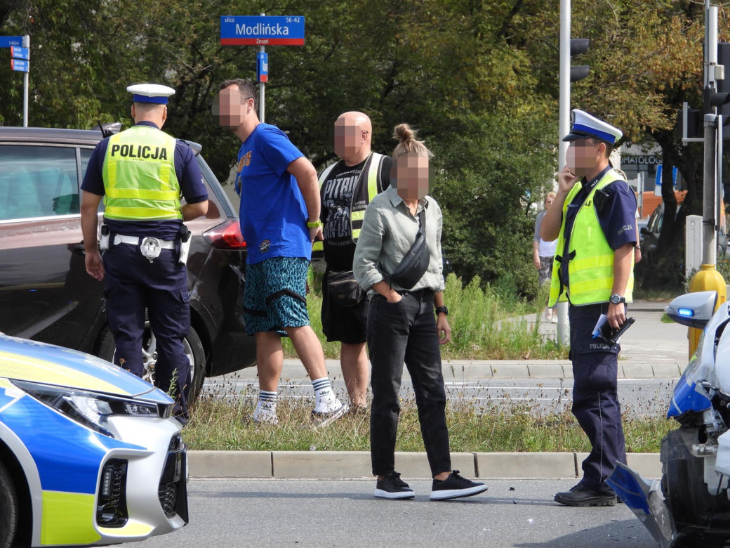   Zderzenie radiowozu z autem na Białołęce. Jeden policjant do szpitala