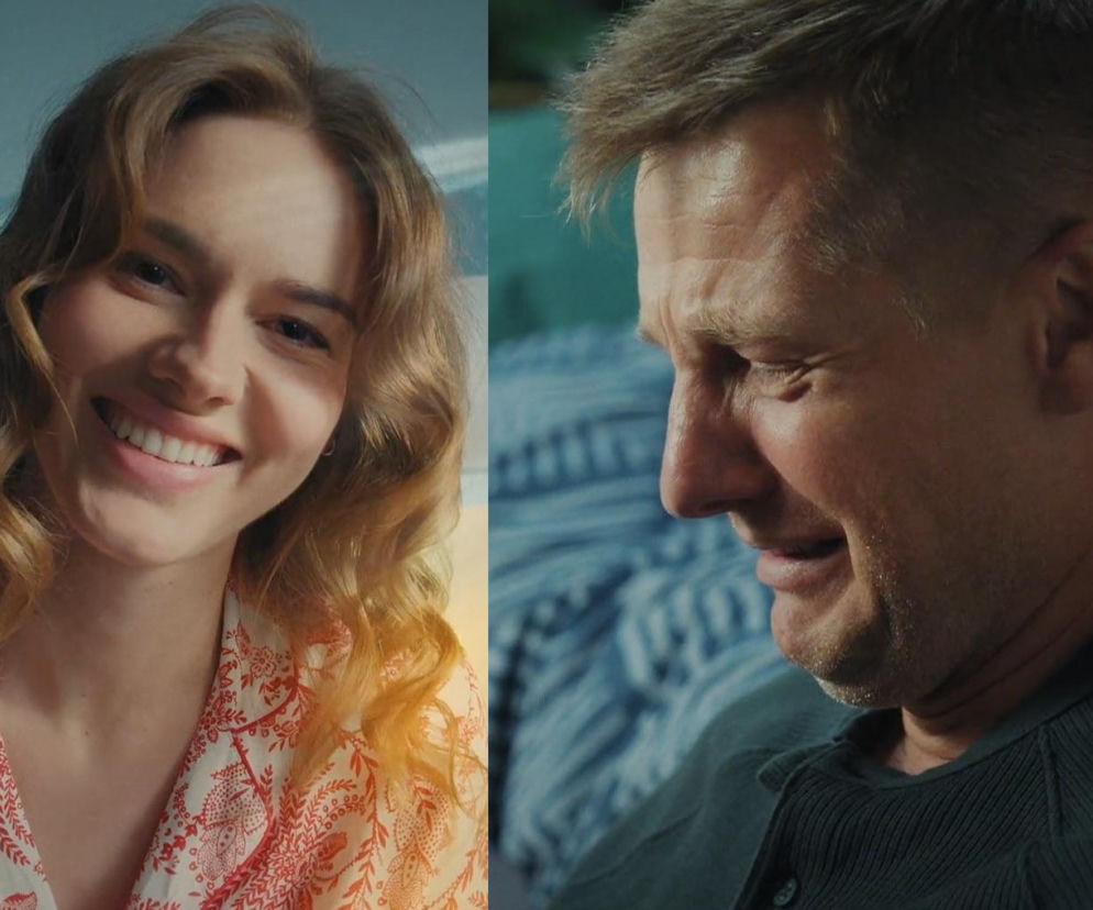 Zmarła Franka (Dominika Kachlik) uśmiecha się na filmiku po lewej, natomiast Paweł Zduński (Rafał Mroczek) ze łzami w oczach ogląda nagranie po prawej stronie, co jest fragmentem fabuły serialu M jak miłość. Więcej o tym na Super Seriale.