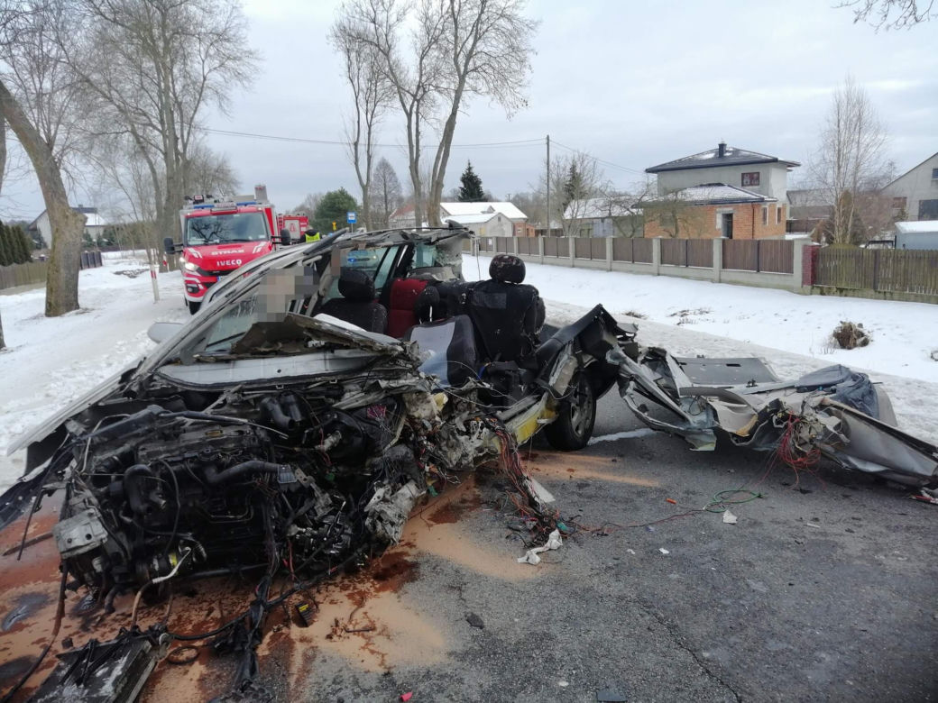 Makabryczny wypadek. Opel zmasakrowany. Zginął młody kierowca [ZDJĘCIA]