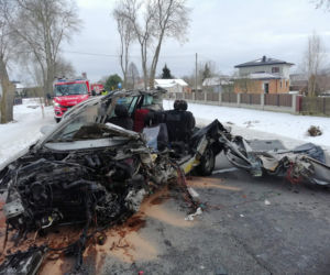 Makabryczny wypadek. Opel zmasakrowany. Zginął młody kierowca [ZDJĘCIA]