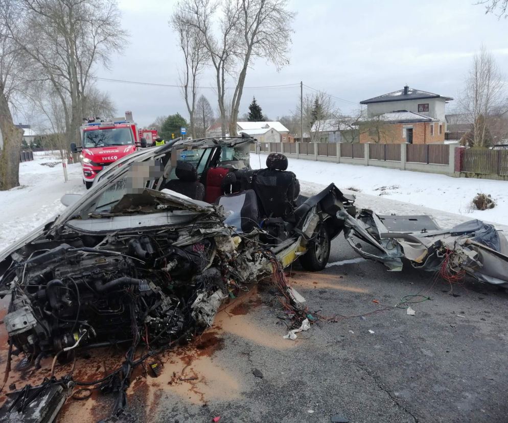 Makabryczny wypadek. Opel zmasakrowany. Zginął młody kierowca [ZDJĘCIA]