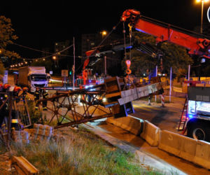 Warszawa. TIR uderzył w stalową belkę pod nowo budowany wiadukt
