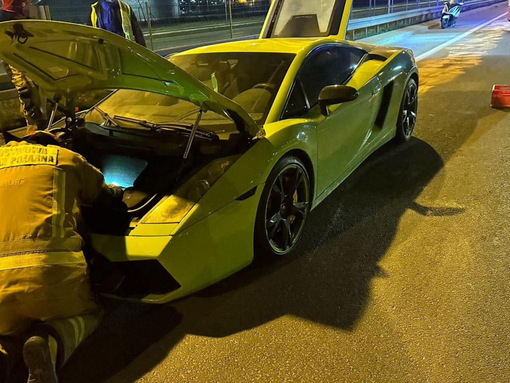 Warszawa: Pożar Lamborghini na S79. Luksusowe auto spłonęło