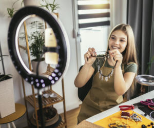 Idealne życie w internecie obniża samoocenę. Sprawdź, jak rozmawiać z nastolatkiem o wizerunku w sieci