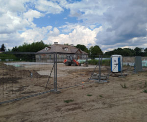 Zabytkowy dwór w Nowych Iganiach coraz piękniejszy. Zmienia się także jego otoczenie