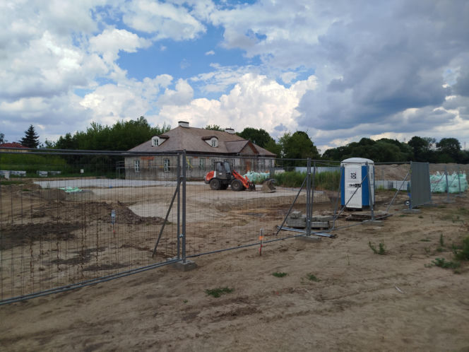 Zabytkowy dwór w Nowych Iganiach coraz piękniejszy. Zmienia się także jego otoczenie