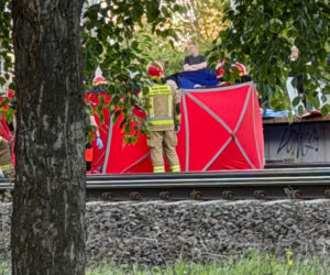 W kominiarkach wspinają się na pociągi i nagrywają. PKP ostrzega. Śmiertelny trend dotarł do Polski