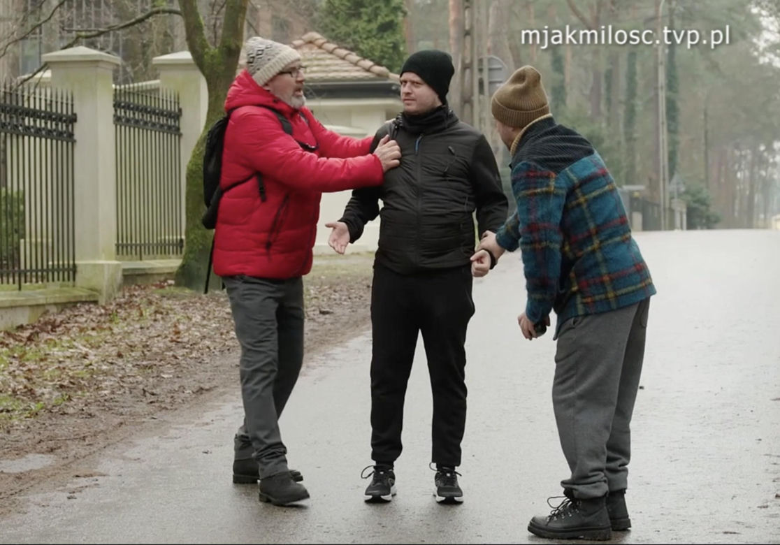 M jak miłość, odcinek 1804: Wiesiek (Marcin Zarzeczny), Adam Werner (Jacek Kopczyński), biegacz