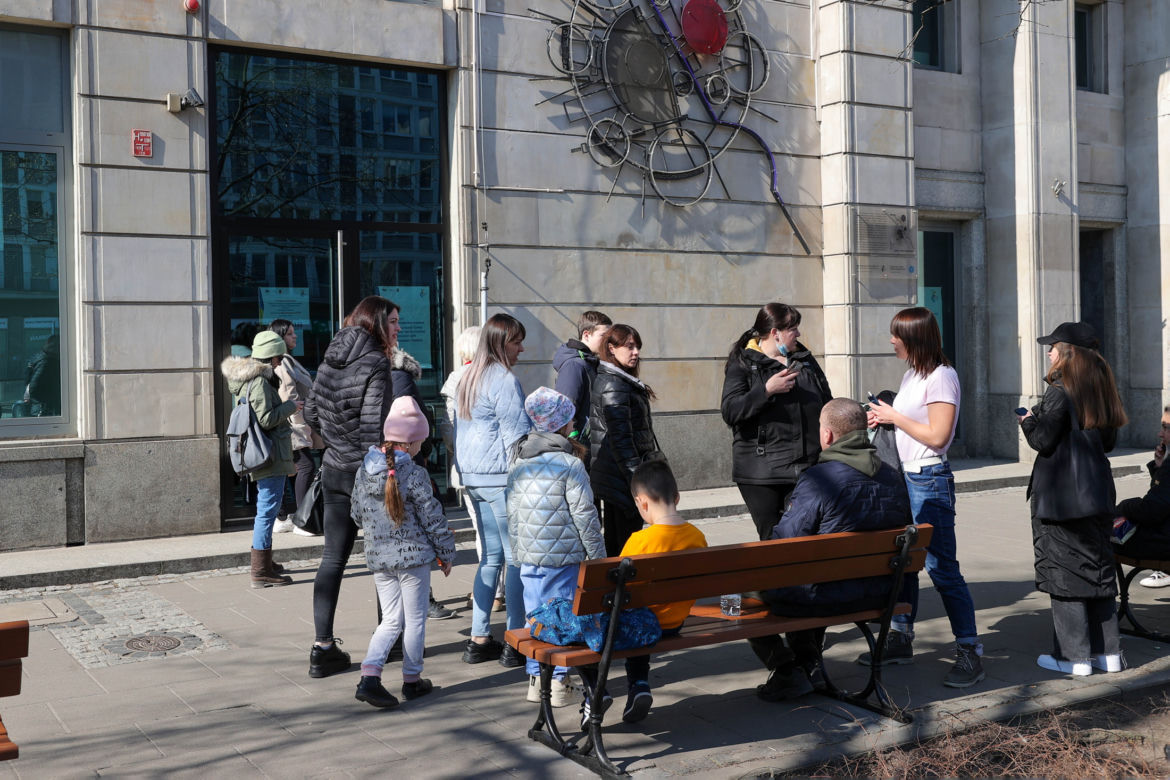  Kolejki pod urzędem pracy dla uchodźców. Chętnych przybywa, ofert coraz mniej