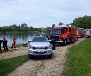 Tragedia w Bytomiu. Młody mężczyzna kąpał się w stawie. Nie zdążył dopłynąć do brzegu [ZDJĘCIA]