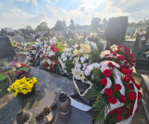 Marcin zginął w tragicznym wypadku w Tryńczy. Grób strażaka tonie w kwiatach [GALERIA]