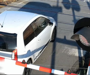 Śląskie: Wjechała za zapory na przejeździe kolejowym!