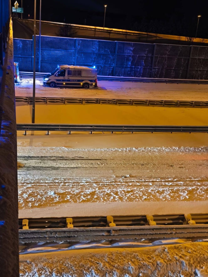 Polska sparaliżowana przez śnieg! Zamknięte drogi wojewódzkie, utrudnienia na S7 i kolei