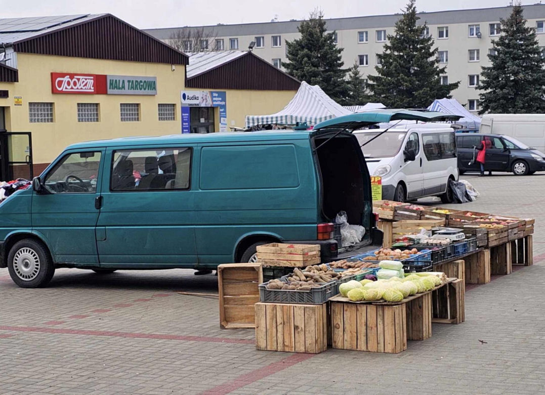 Pustki na targowisku w Nowej Dębie