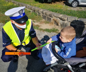 Żeby lepiej było was widać. Leszczyńscy policjanci rozdawali odblaski