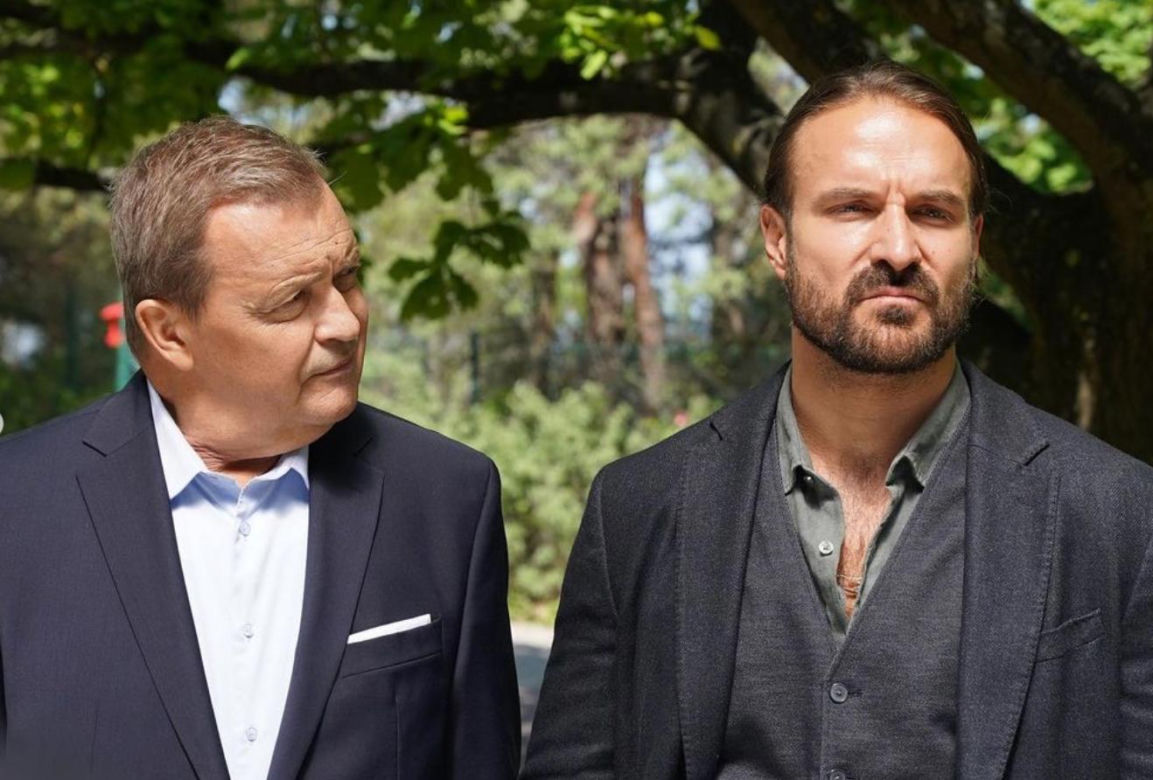Bracia.  Piotr (Piotr Stramowski), Jerzy (jan Frycz)