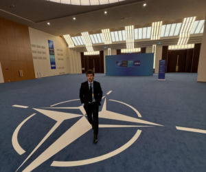Elegancki Maciej Musiał nadaje ze szczytu NATO. Kto wpuścił Tomeczka z rodzinki?