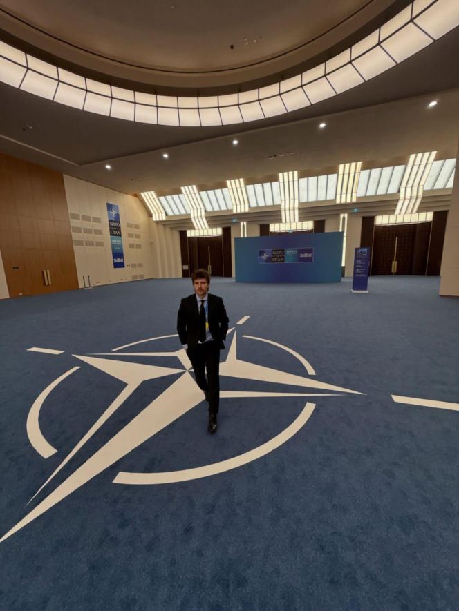 Elegancki Maciej Musiał nadaje ze szczytu NATO. "Kto wpuścił Tomeczka z rodzinki?"
