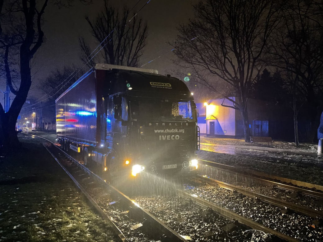 Tir utknął na torach na Pradze