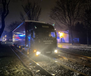 Tir utknął na torach na Pradze