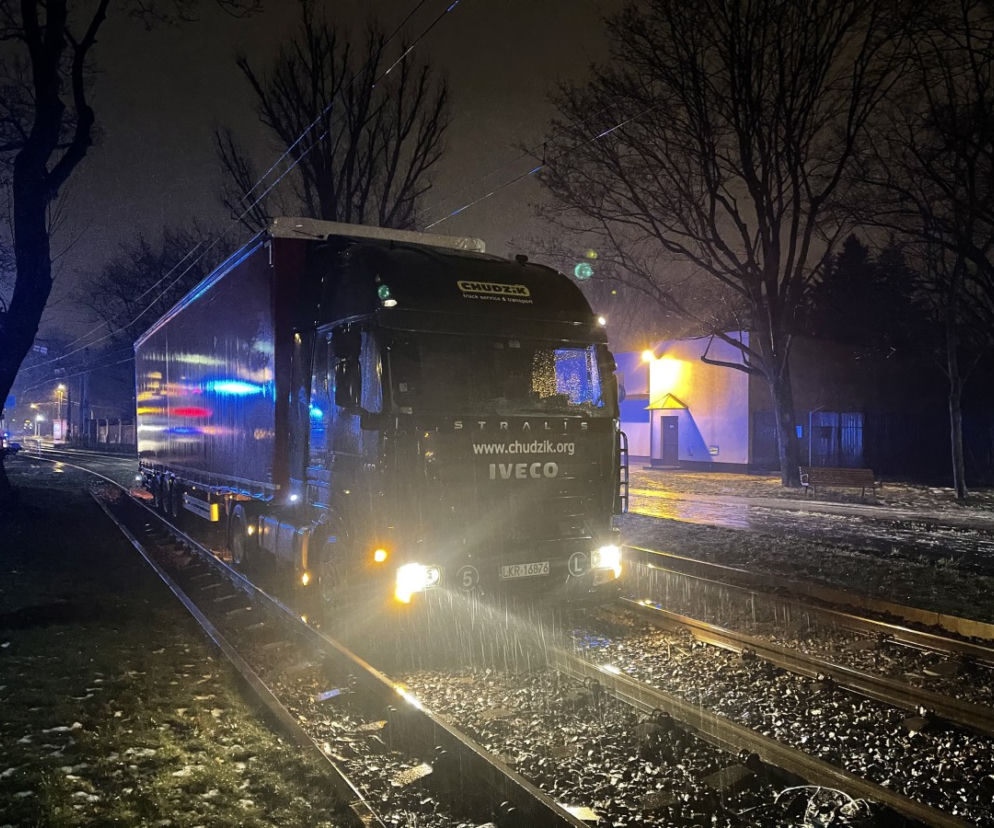 Tir utknął na torach na Pradze