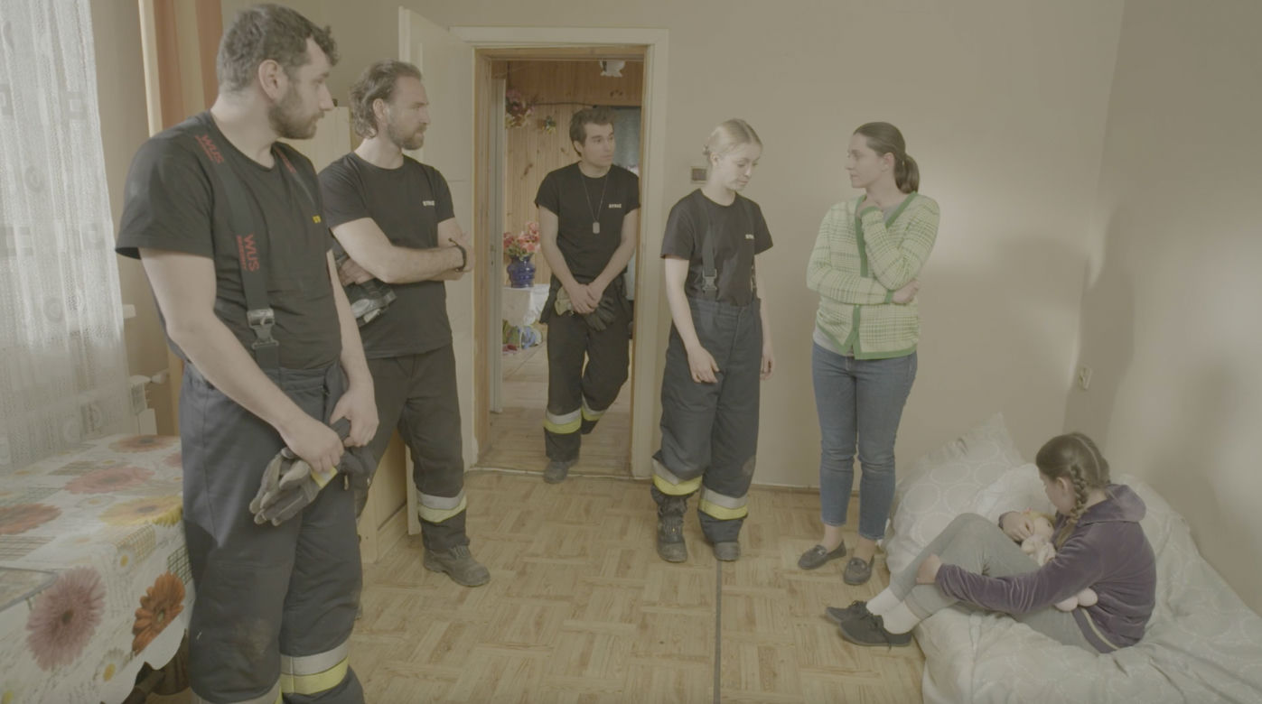 Remiza odcinek 6. Robert (Ziemowit Wasielewski), Tomasz (Łukasz Oleś), Marta i jej córka Zuzia, Magda (Sylwia Drzycimska)