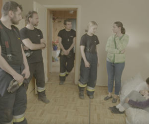 Remiza odcinek 6. Robert (Ziemowit Wasielewski), Tomasz (Łukasz Oleś), Marta i jej córka Zuzia, Magda (Sylwia Drzycimska)