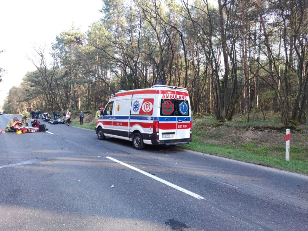 Śmiertelny wypadek pod Łaskiem! Motorowerzysta nie żyje, 45-letnią motocyklistkę zabrał śmigłowiec [ZDJĘCIA].