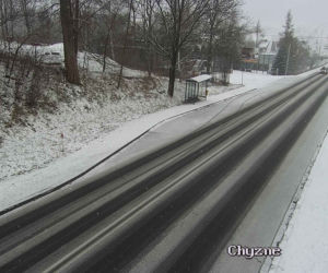 Śnieżyce w Małopolsce. Drogi są białe i śliskie