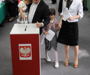 KACZYŃSKA NIE STRACI NA AFERZE MĘŻA.