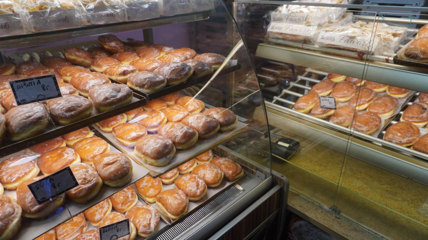 W Tłusty Czwartek w Olsztynie tłumy ustawiały się w kolejce po pączki rzemieślnicze [ZDJĘCIA]