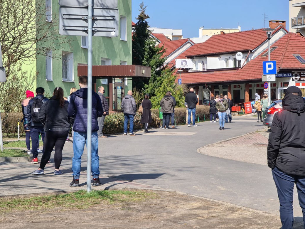 Gigantyczne kolejki do testów na koronawirusa w Warszawie. System tego nie wytrzyma?