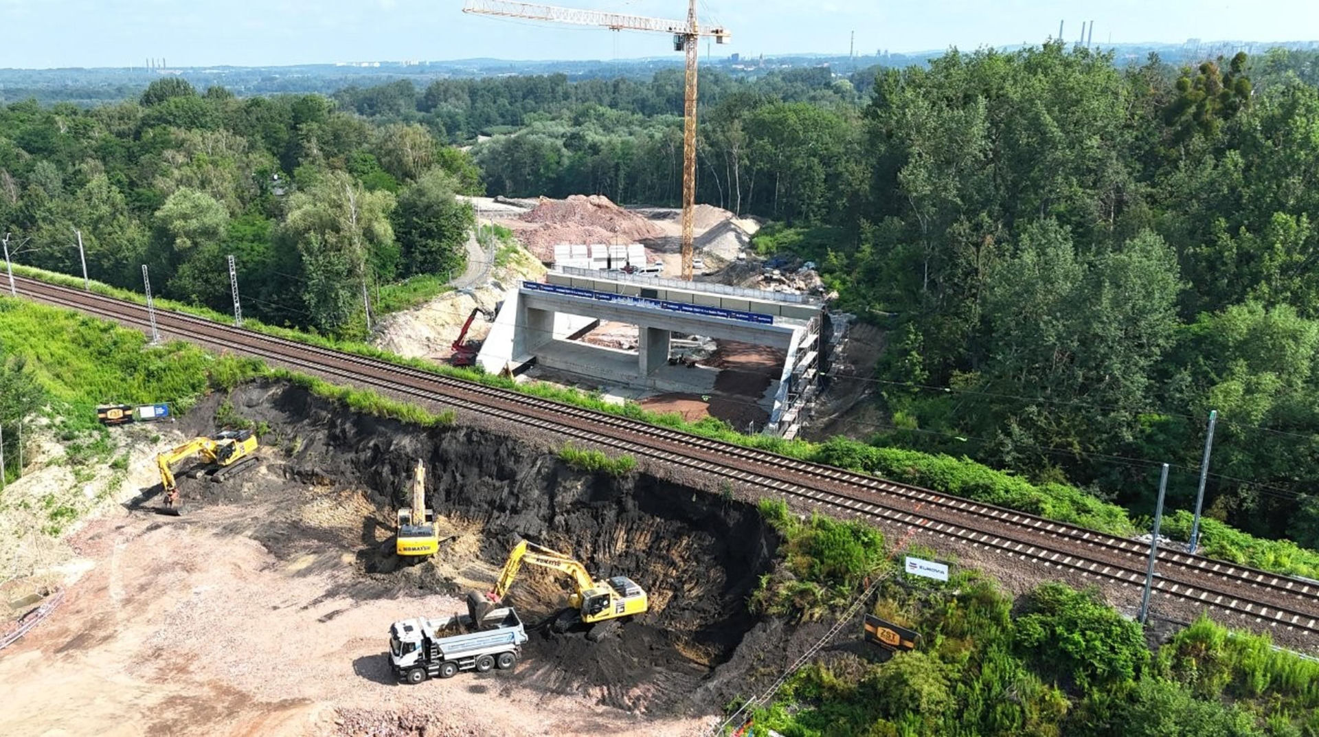 Wsuwanie wiaduktu w nasyp kolejowy na trasie N-S w Rudzie Śląskiej