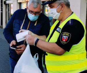 Kalisz. Straż miejska rozdaje maseczki i edukuje mieszkańców! [ZDJĘCIA] 
