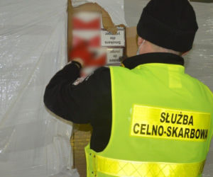Budzisko. Kontrabanda za ponad 7,5 mln zł zamiast transportu ciastek [ZDJĘCIA]