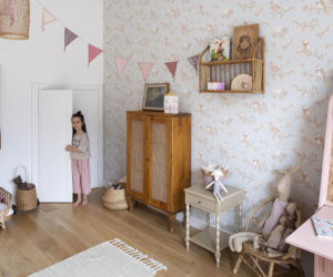 Jak udekorować ściany w pokoju dziecka? Modne i praktyczne rozwiązania