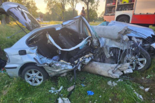 Kamień. Pijany 30-latek nie wyrobił na zakręcie. Z BMW nic nie zostało... [FOTO]
