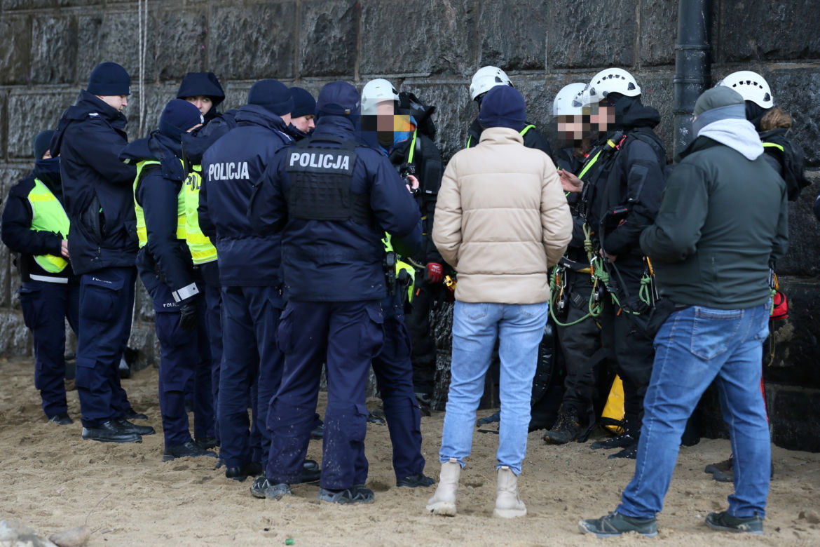  Akcja służb pod mostem Poniatowskiego. Aktywiści wisieli na linach 