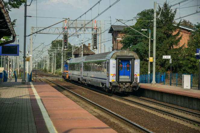 Śmigłowiec LPR na torach kolejowych. Utrudnienia na trasie do Warszawy