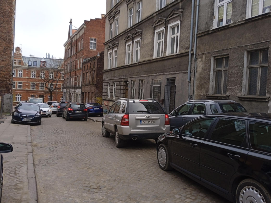 Tak zmieniła się Biskupia Górka. Zrewitalizowano kamienice. Zdjęcia przed i po 