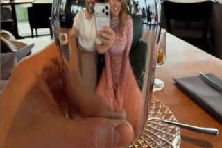 Romantyczna kolacja, a tu… SREBRNY gadżet w dłoni Rogacewicza. Kaczorowska w skowronkach!