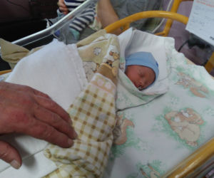 Rudzki szpital zaświecił na fioletowo. W piątek obchodziliśmy Światowy Dzień Wcześniaka [ZDJĘCIA]