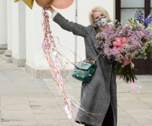 Małgorzata Kożuchowska zasypana kwiatami