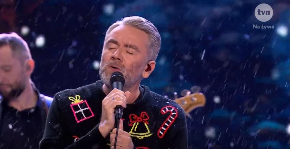 TVN zrobił to jako pierwszy. Badach w świątecznym sweterku otwiera sezon na Mikołaja i choinki