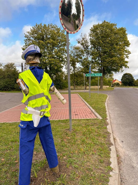 Policjant "drewniak" pilnuje porządku przy drodze na Mazurach. Sprawa trafiła na policję