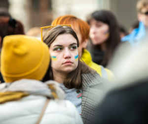  Kraków solidarny z Ukrainą. Setki osób przyszło na manifestację [ZDJĘCIA]