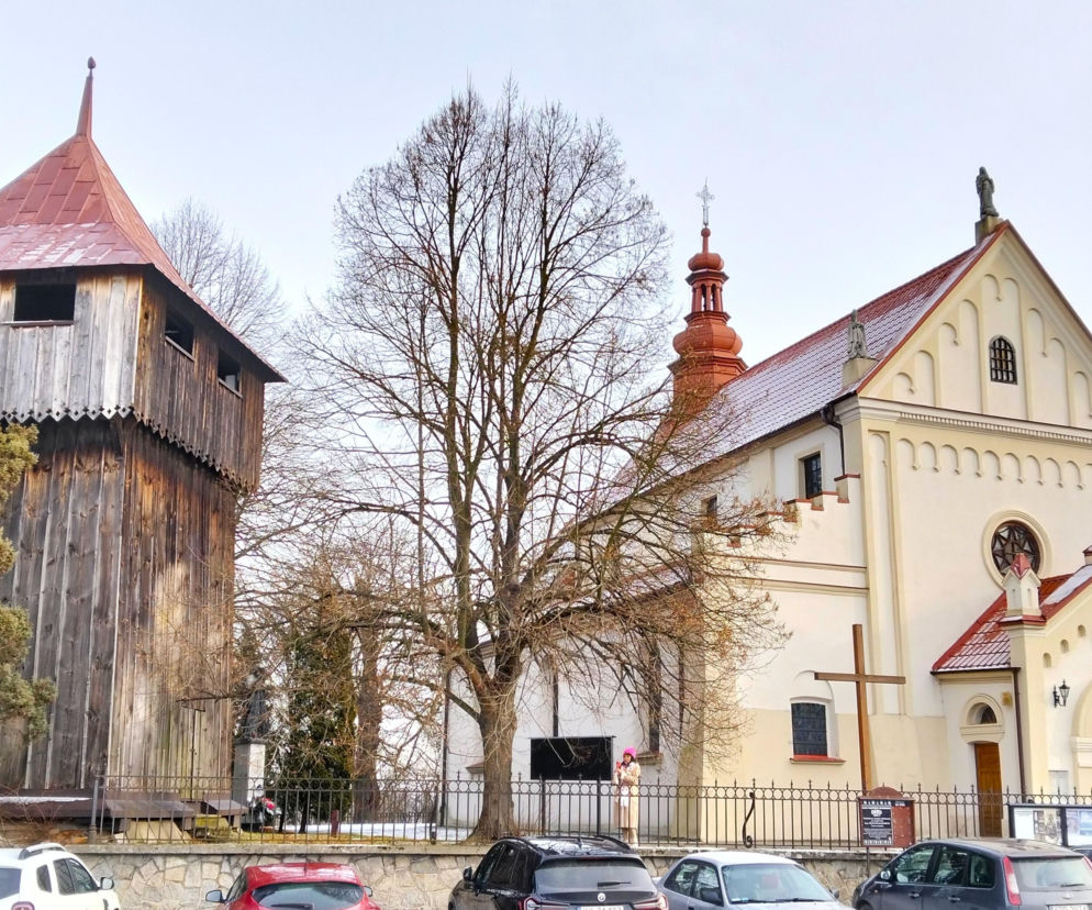 Zabytkowy kościół barokowy w Nowym Brzesku oraz drewniana dzwonnica. O historii miasta przeczytasz w Eska Kraków.