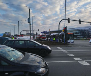 Kraków: Poważny wypadek na rondzie Grunwaldzkim. Karetka zderzyła się z autobusem