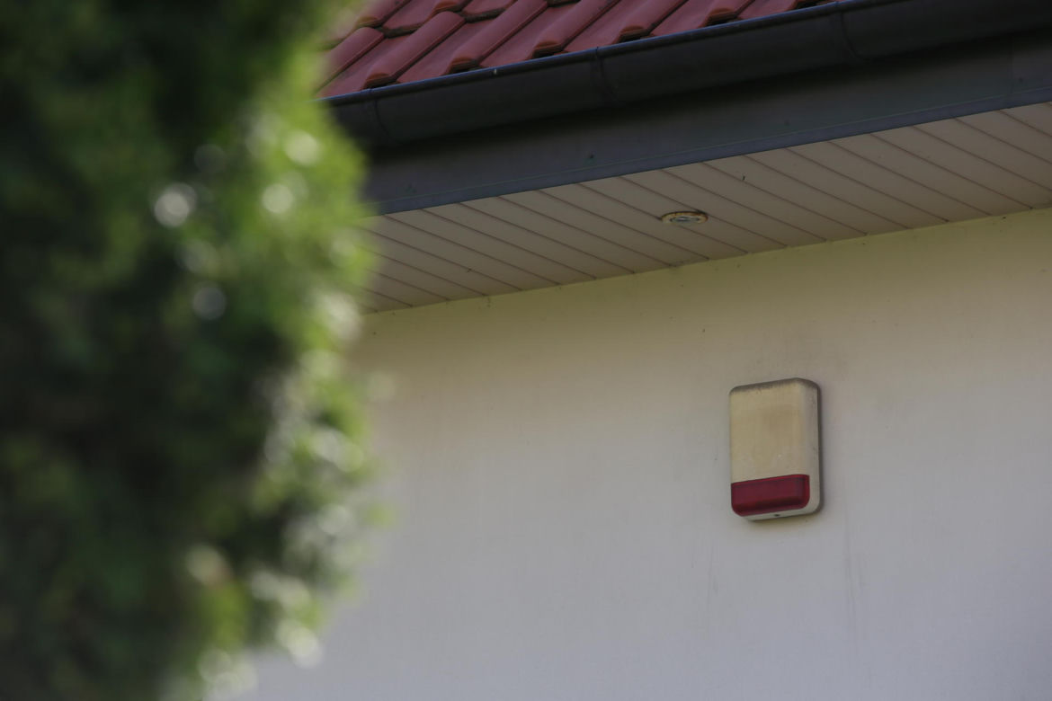 Dramat w Warszawie. Alarm w domu wyje od rana. Służby bezradnie rozkładają ręce